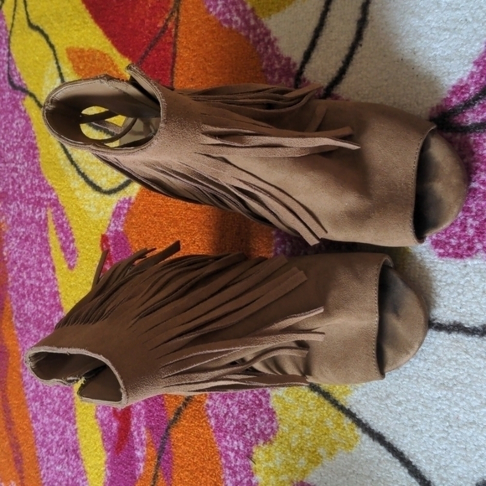 Carlos by Carlos Santana‎ Size 9 Tan Peep Toe Fringed Booties w/ Side Zipper